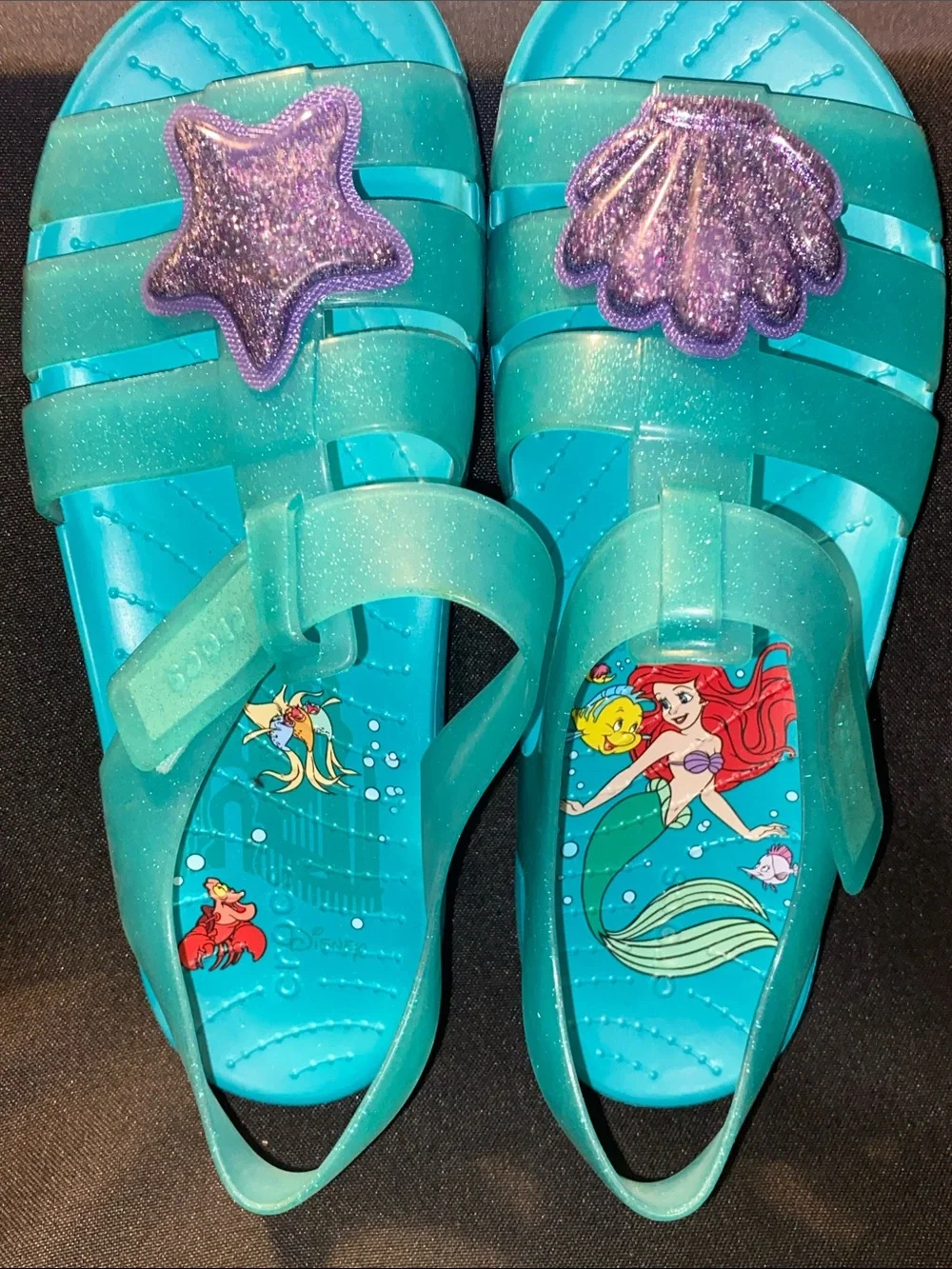 CROCS LITTLE MERMAID GIRLS/ WO SIZE 5 TURQUOISE SPARKLY HOOK LOOP STRAPS SANDALS